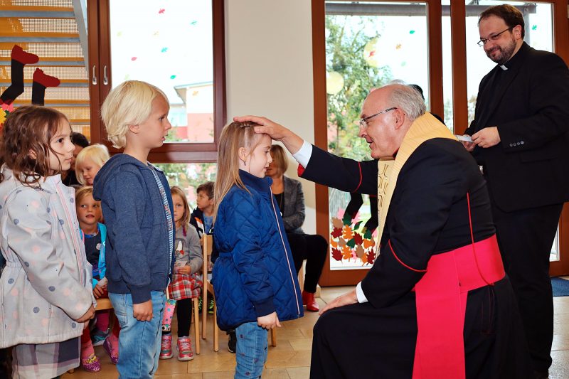 50 Jahre Haus für Kinder Santa Maria – Bischof segnet neue Außenanlagen